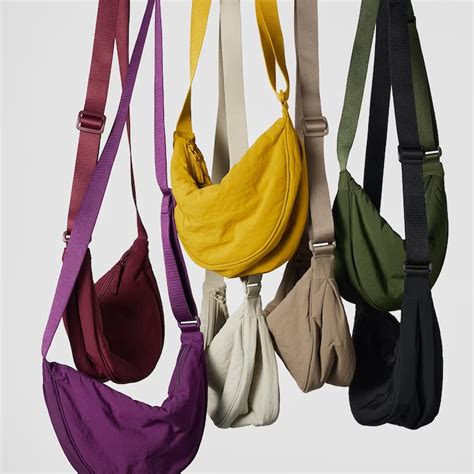 uniqlo shoulder bag 20 dollar